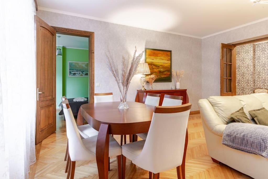 Sunny Flat In Art Nouveau Area Riga